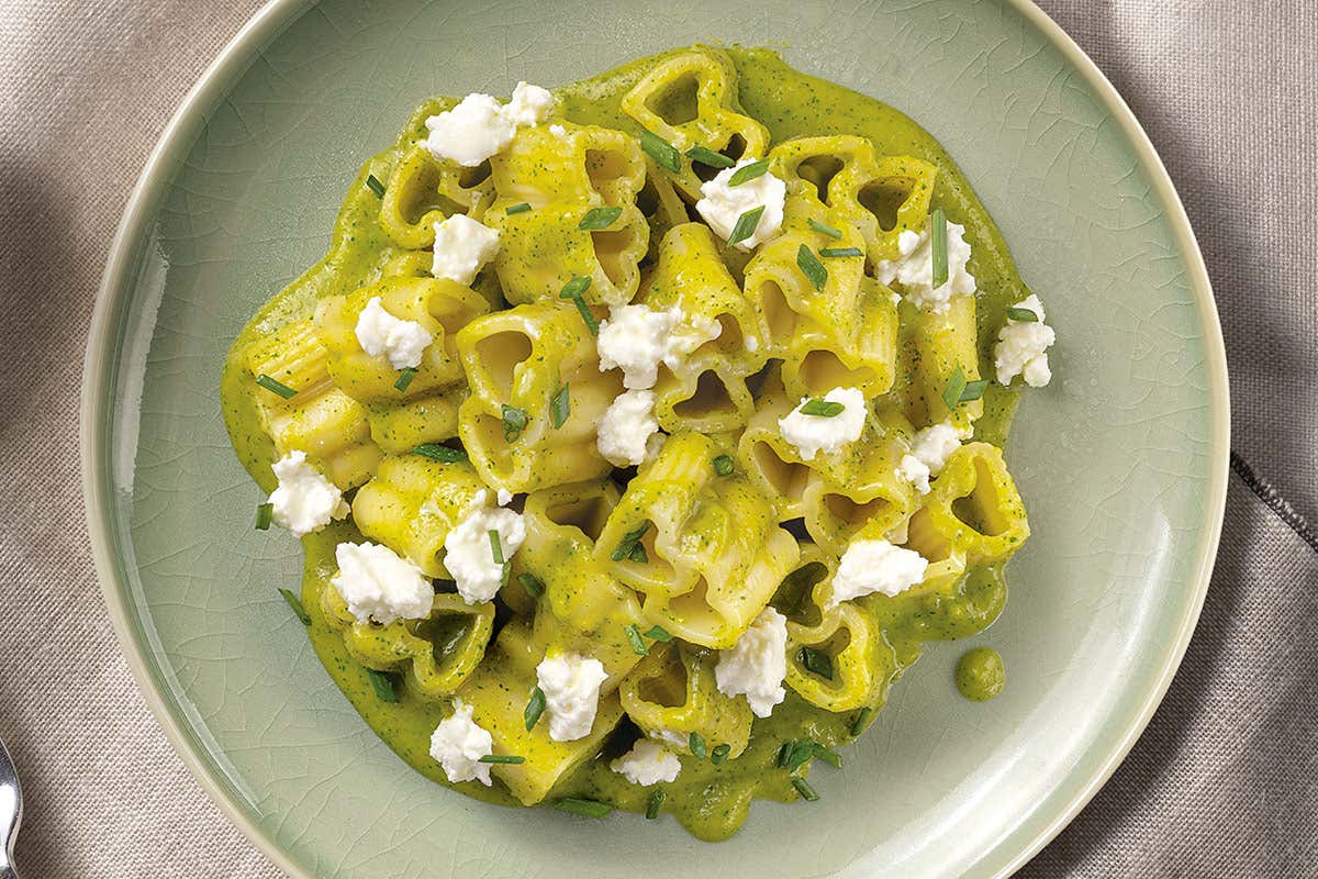 Pasta a forma di cuore con zucchine, crema di robiola e curcuma