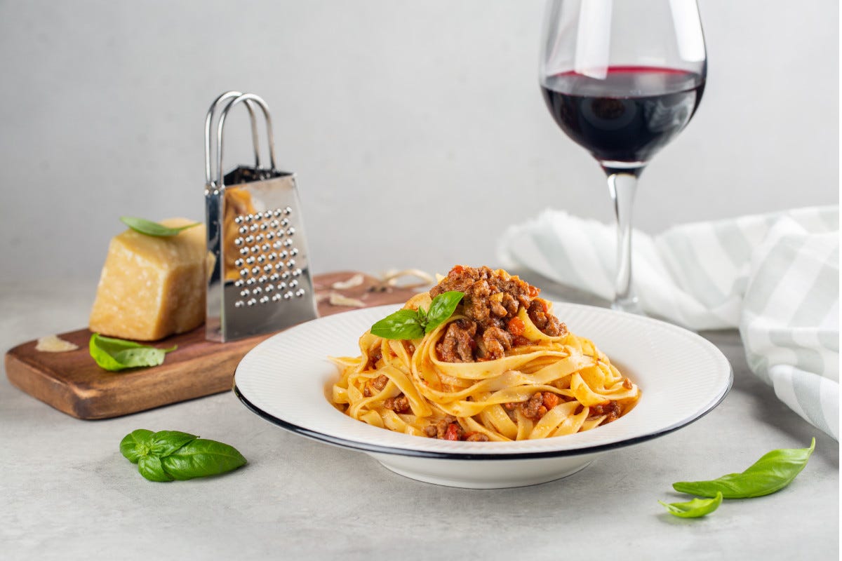 Pasta e un buon bicchiere di vino si confermano, infatti, come pilastri della cultura italiana enogastronomica A cosa non rinunciano gli italiani? Alla pasta e a un bicchiere di vino