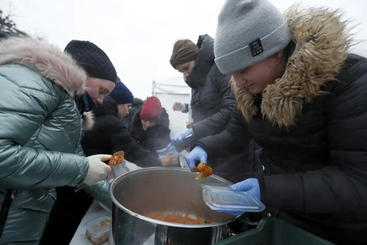 World Central Kitchen, la task force dei cuochi solidali in Ucraina. Foto: ANSAEPA&nbsp; I cuochi solali in Ucraina sfamano i profughi al confine: serviti 41mila pasti