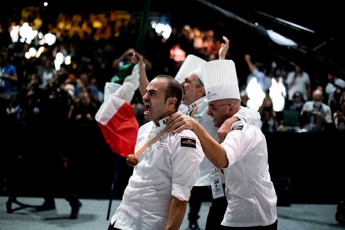 Il momento della vittoria del team italiano al Mondiale di Pasticceria Da Cast Alimenti una festa in onore dei campioni mondiali di pasticceria