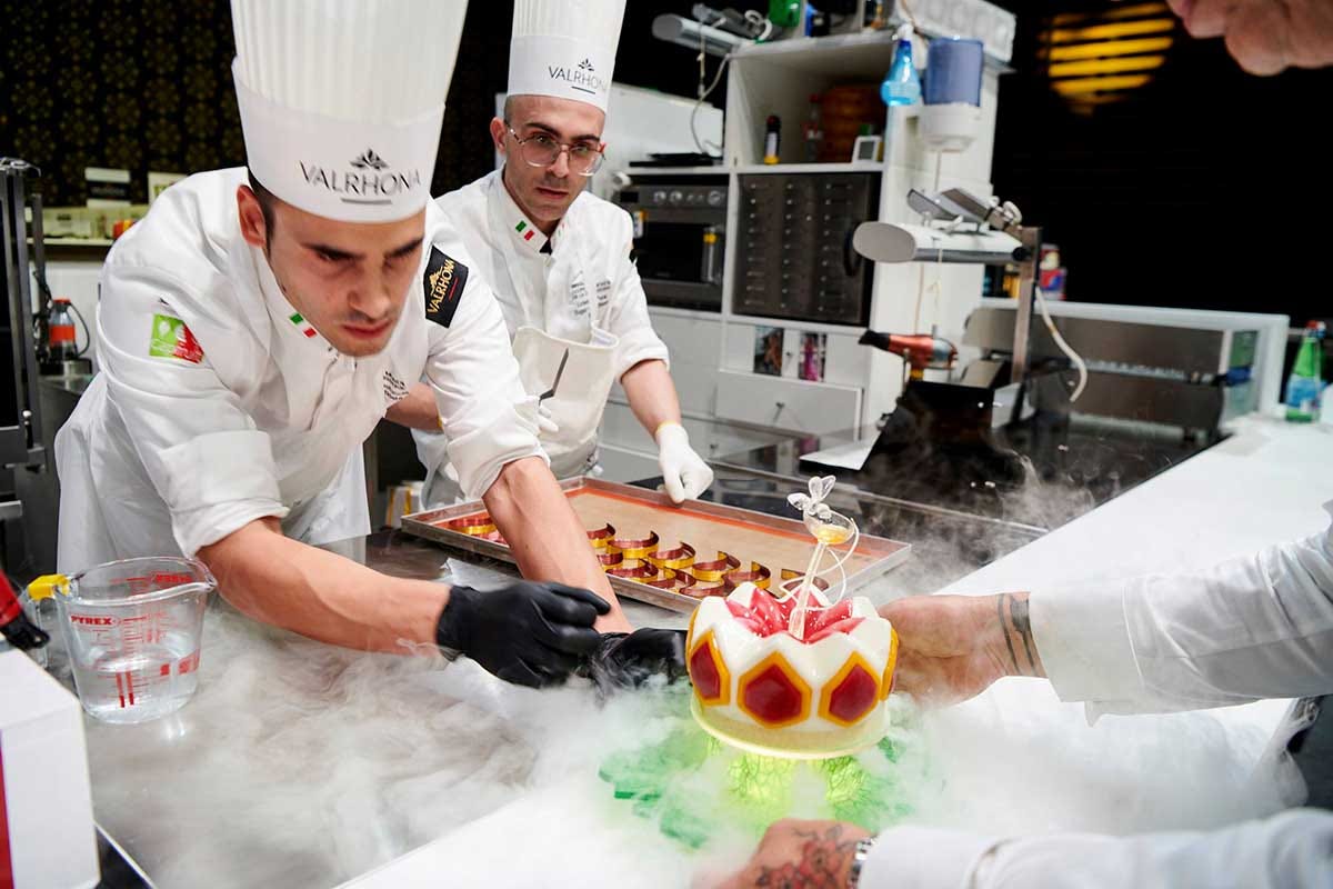 Il team Italia durante una fase della sfida Mondiale Da Cast Alimenti una festa in onore dei campioni mondiali di pasticceria