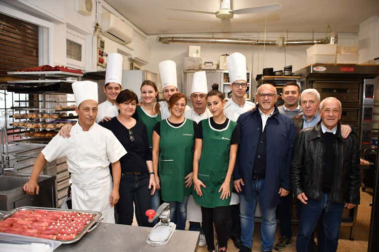 (La Pasticceria Castelnuovo compie 73 anni Una famiglia al timone da tre generazioni)