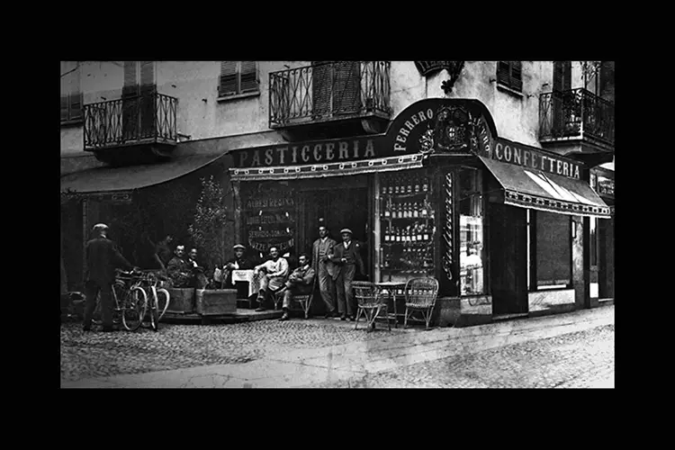 La prima pasticceria Ferrero, via Maestra angolo via Pierino Belli, anni '30 Come &egrave; nata Ferrero? Viaggio nei luoghi dell&rsquo;Alba operosa
