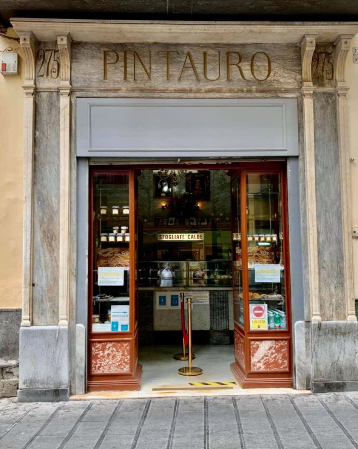 L'ingresso della Pasticceria Pintauro, in via Toledo