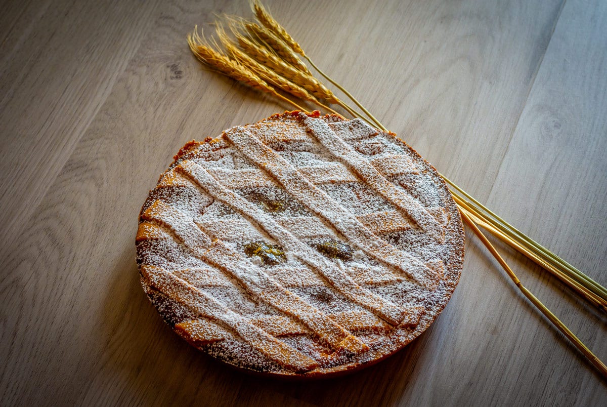 La prima ricetta scritta della pastiera napoletana è quella del cuoco Antonio Latini negli ultimi anni del Seicento Pastiera napoletana tra i dolci più amati della cucina partenopea