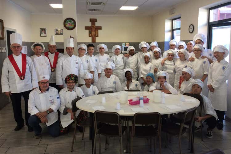 I cuochi e gli allievi che hanno preparato il pasto caldo per i poveri (Pranzo al Posto caldo Cuochi orobici per i poveri)