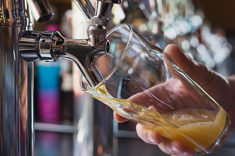 Lo Stato riduce le tasse sulla birra, festeggiano i produttori