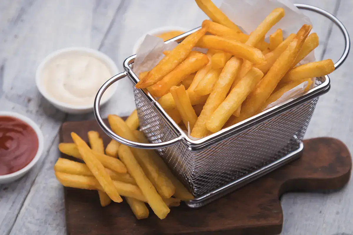 Le patatine fritte ordinate nel 2022 pesano come la Tour Eiffel: 7mila tonnellate
