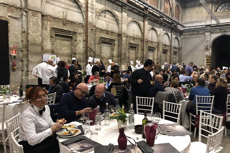 Tanti appassionati alla Leopolda (Toscana, un Patto di filiera per avvicinare produttori e cuochi) Tanti appassionati alla Leopolda (Toscana, un Patto di filiera per avvicinare produttori e cuochi)