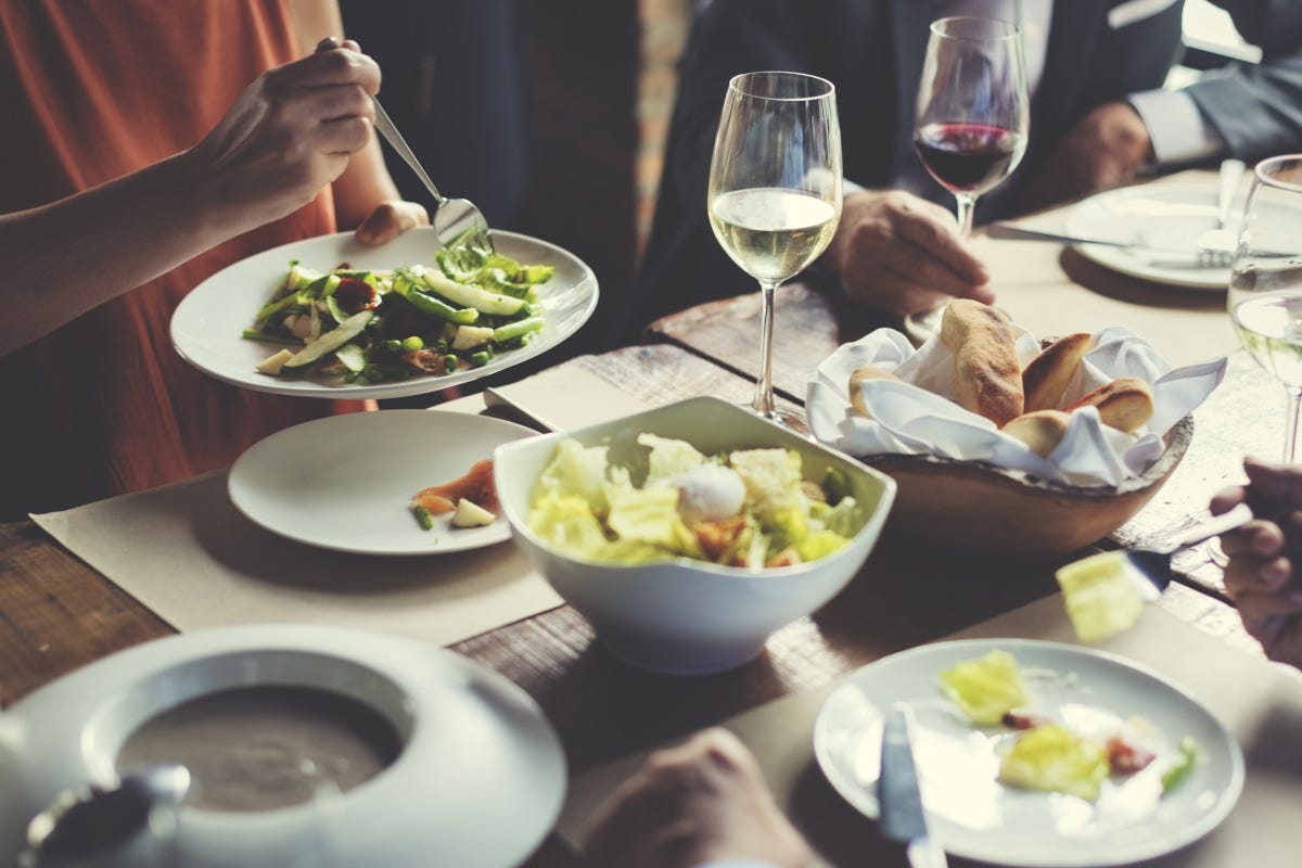Ristorante, delivery o schiscetta: com'è la pausa pranzo degli italiani?