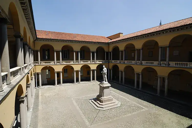 Il chiostro dell'Universit&agrave; di Pavia I vignaioli indipendenti si incontrano all'Universit&agrave; di Pavia fra ricerca e degustazioni