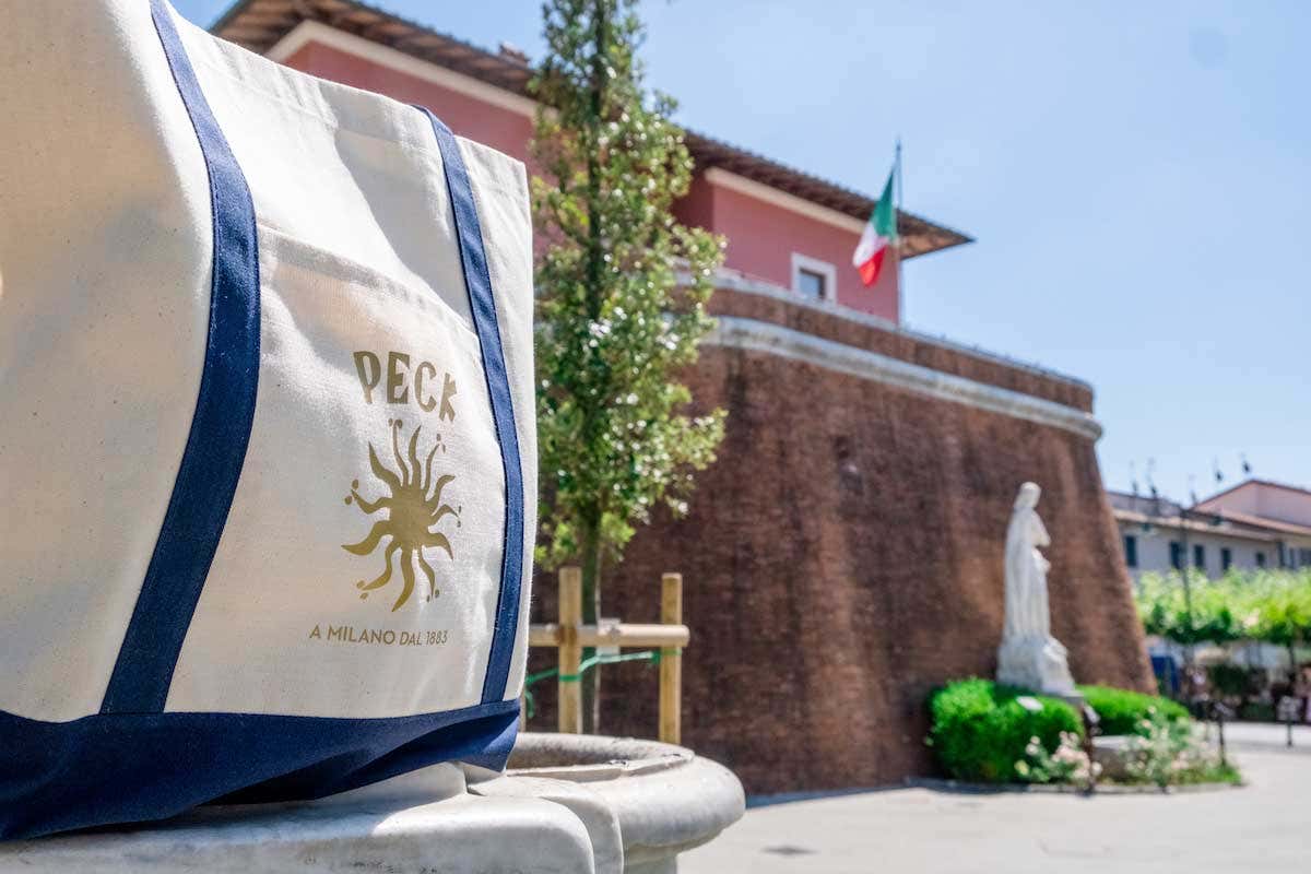 Borsa mare per gli acquisti da Peck Nuovi orizzonti per Peck. Apertura a Forte dei Marmi