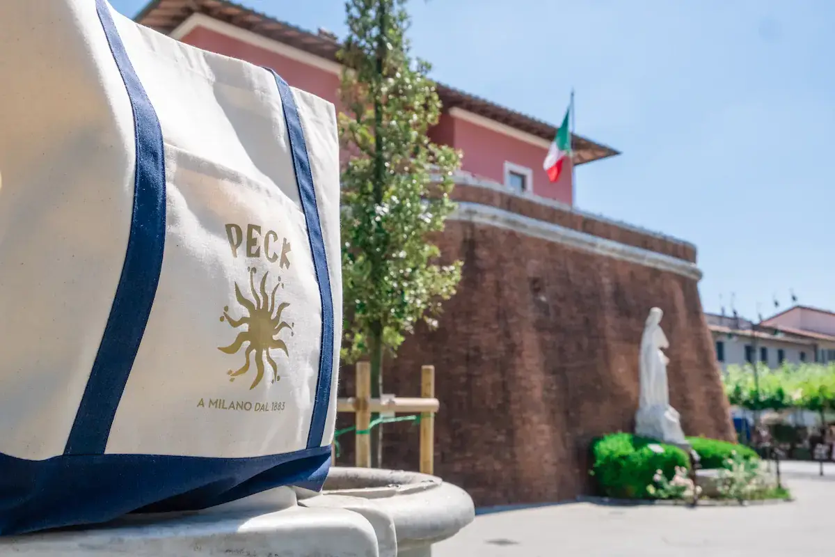 Borsa mare per gli acquisti da Peck Nuovi orizzonti per Peck. Apertura a Forte dei Marmi