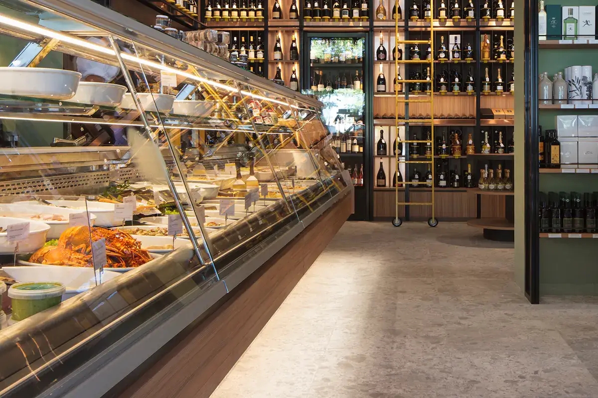 Il bancone gastronomico Nuovi orizzonti per Peck. Apertura a Forte dei Marmi