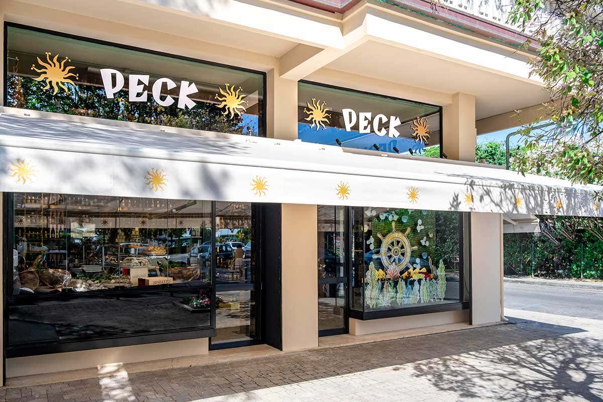 L'esterno del punto vendita Peck in Versilia Nuovi orizzonti per Peck. Apertura a Forte dei Marmi