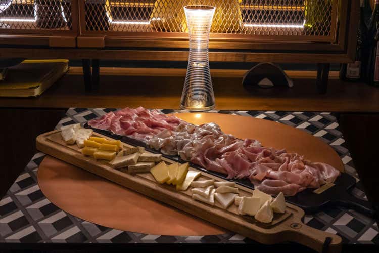 Taglieri e drink sono i protagonisti dell'happy hour (Milano, l&rsquo;happy hour di Peck nel dehors all'ombra delle torri)