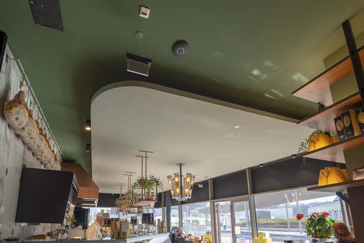 Il rivestimento firmato da Rockfon Mono Acoustic (Rockfon Mono Acoustic colora Peck City Life Milano di verde)