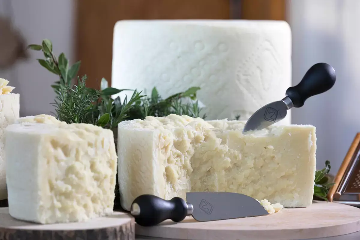 Pecorino romano [Il 1&deg; maggio &egrave; festa anche a tavola]. Le fave sono il piatto della tradizione pi&ugrave; consumato
