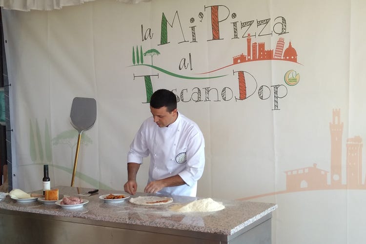 Al lavoro per preparare la pizza con il Pecorino (Il Pecorino Toscano sposa la pizza)