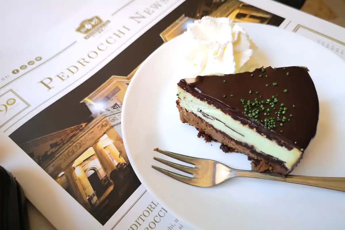 Per festeggiare al meglio, la classica torta al cacao e menta Caff&egrave; Pedrocchi, 190 anni di storia fra espressi, cultura e stile