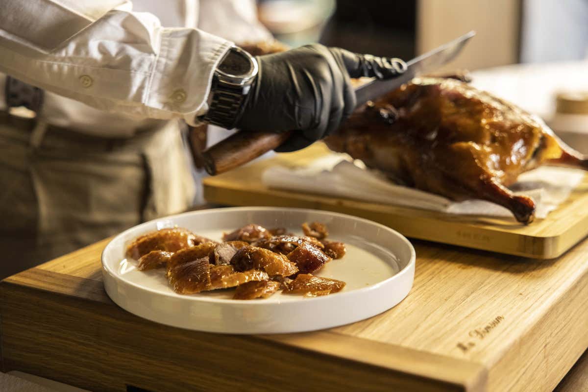La pelle croccante protagonista della Peking Duck  MU Dimsum, la fascinazione di una tradizione millenaria