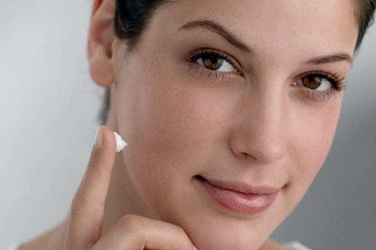 L'aria primaverile pu&ograve; seccare la pelle - Senza trucco n&eacute; smogla pelle torna a respirare