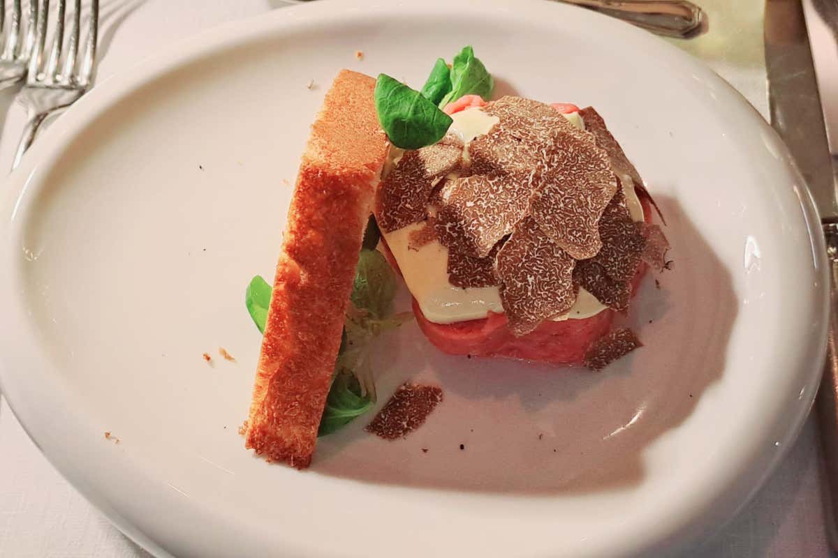 La battuta di fassona al Penacio: un capolavoro con cuore di Tartufo, uovo e acciuga