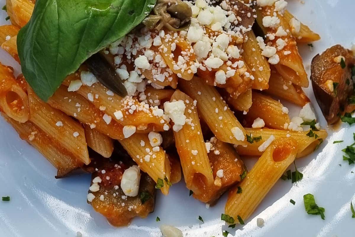 Penne alla Pantesca con capperi, melanzane, pomodoro, zucchine e peperoni 