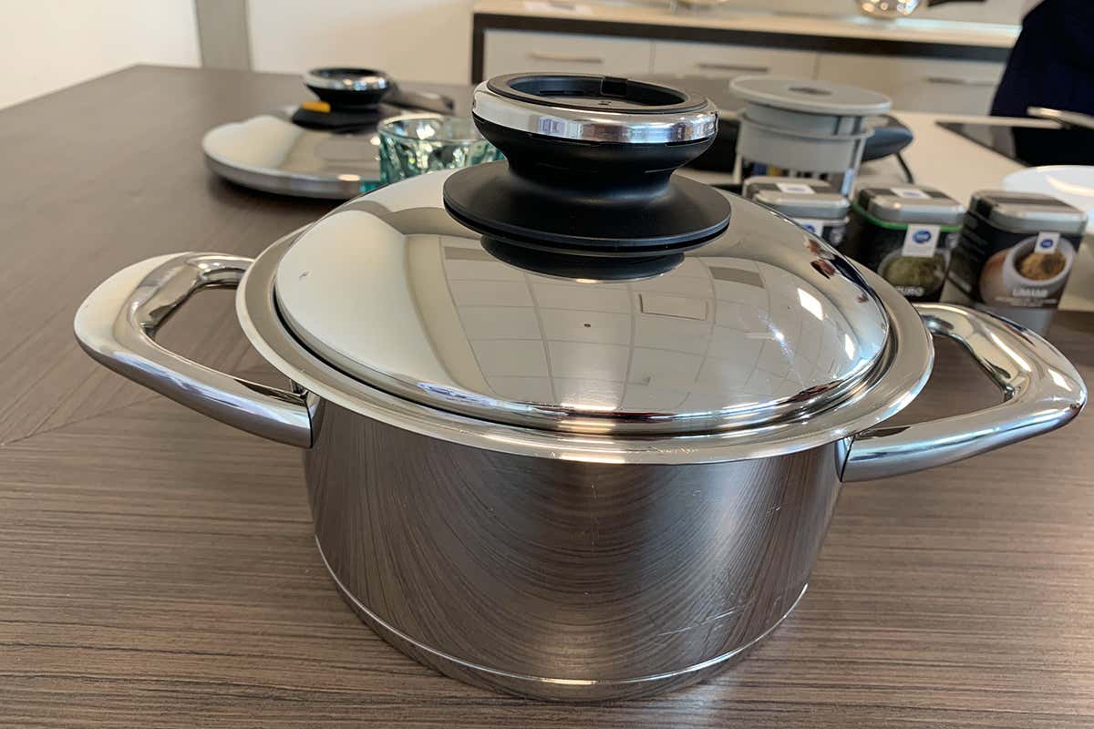 I manici ergonomici sono dotati di un inserto di ceramica che impedisce la propagazione del calore Pentole in acciaio inox e sistemi di cottura Amc per risparmiare tempo ed energia