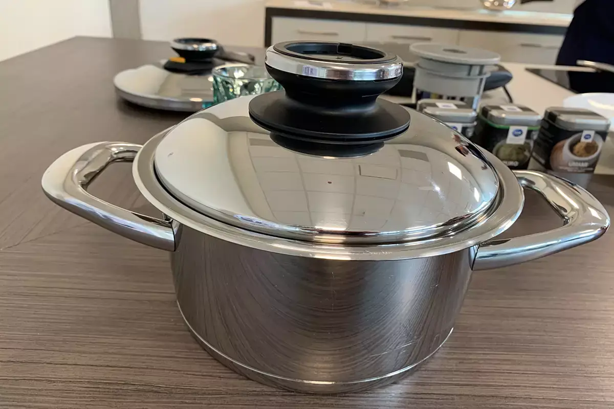 I manici ergonomici sono dotati di un inserto di ceramica che impedisce la propagazione del calore Pentole in acciaio inox e sistemi di cottura Amc per risparmiare tempo ed energia