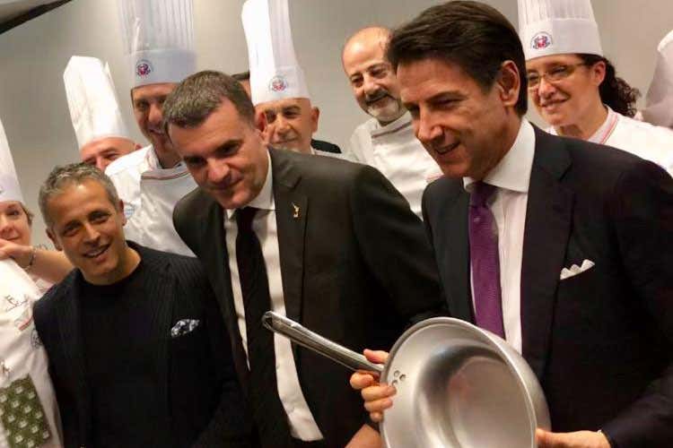 (Pentole Agnelli in prima fila al Vinitaly Donati due esemplari a Conte e Centinaio)