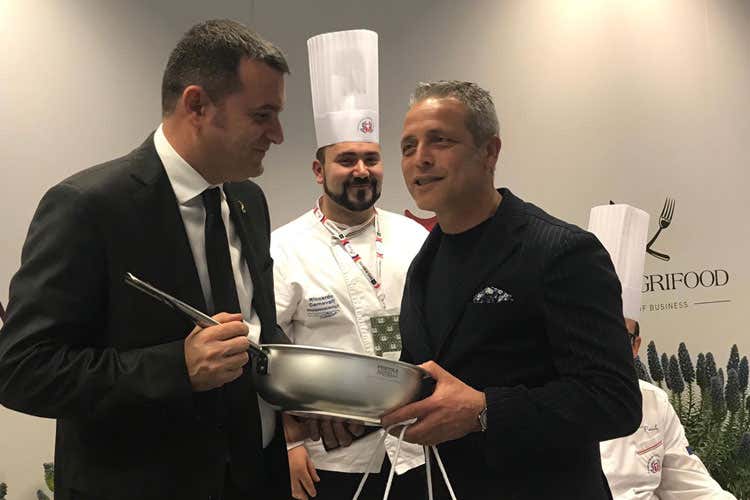 (Pentole Agnelli in prima fila al Vinitaly Donati due esemplari a Conte e Centinaio)