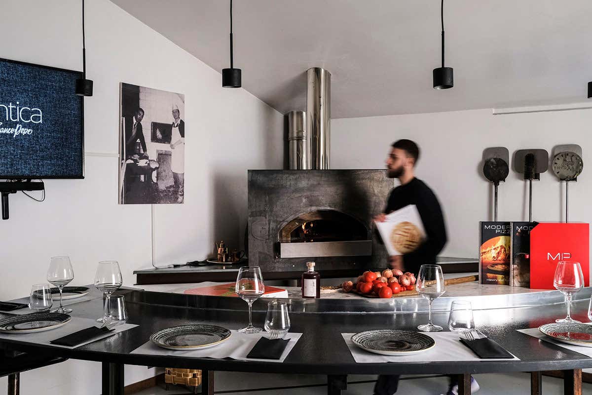 Authentica, solo otto posti a sedere, un unico tavolo, un piccolo forno e l'occasione di interagire direttamente con Franco Pepe durante la preparazione della pizza