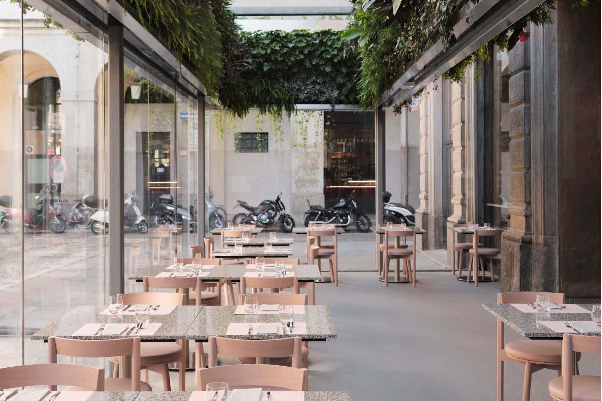 l’ingresso sul retro in Piazza Paolo Ferrari, un accesso diretto al Café Trussardi by Giancarlo Perbellini e Ristorante Trussardi by Giancarlo Perbellini Riapre Palazzo Trussardi con Cafè e Ristorante guidati dal cuoco Perbellini