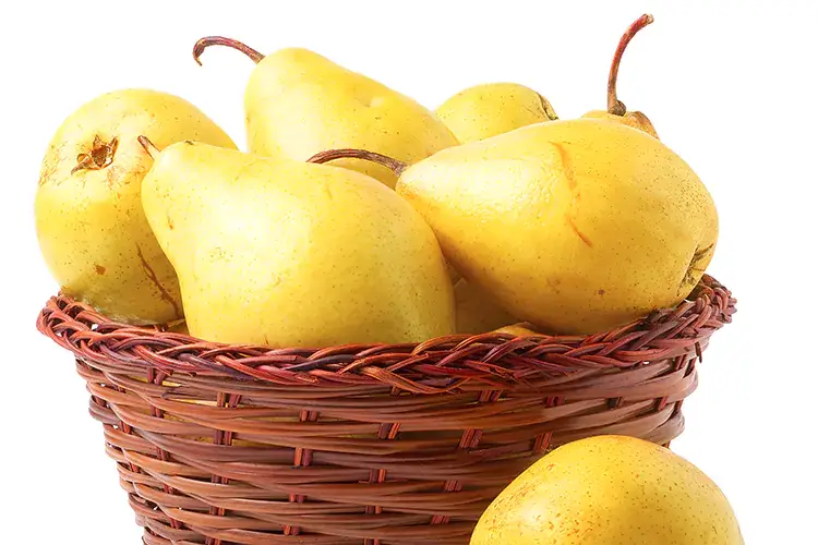 Un cesto di pere abate La Borsa della Spesa dell'1 ottobre: schizzano in alto i prezzi delle prime pere abate