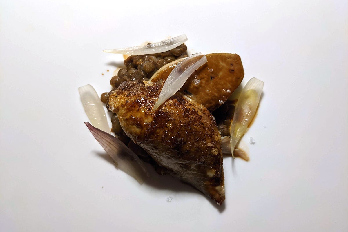 Pernice con foie gras e lenticchie scaloppate Somu, a Baja Sardinia aperti in inverno: il coraggio vale la stella