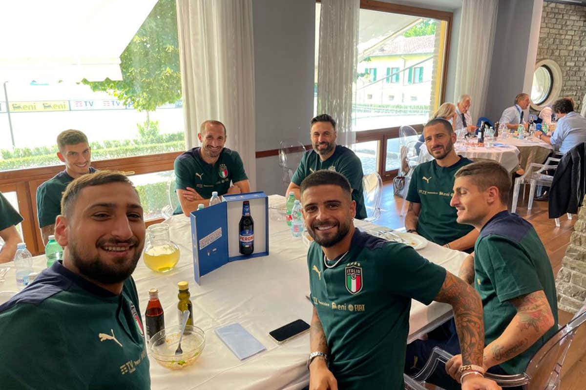 La Nazionale con la bottiglia azzurra La Nazionale con la bottiglia azzurra