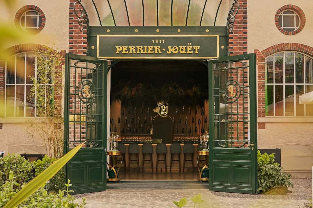 Il Perrier-Jouët Blanc de Blanc riposa almeno tre anni sui lieviti, un periodo superiore ai requisiti minimi previsti dal disciplinare dello Champagne
