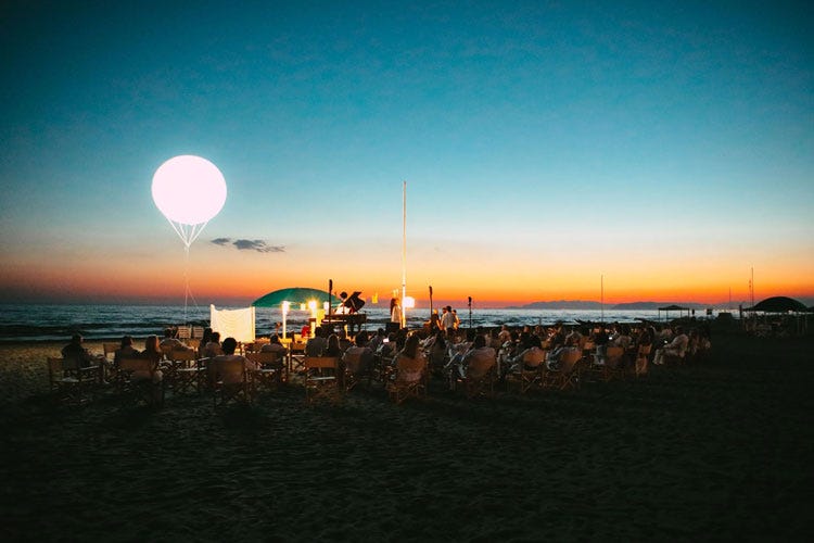 Lo spettacolo ‘Spogliati nel tempo’ sulla spiaggia del Bagno La Bussola - Bussola, cena glamour in spiaggia con le bollicine di Perrier-Jouët