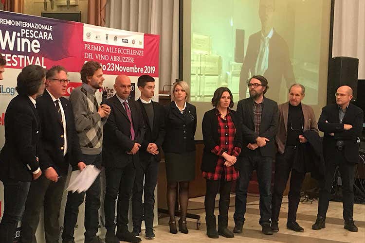 Un momento delle premiazioni (Pescara Wine Festival Premi a chi punta sul terroir) Un momento delle premiazioni (Pescara Wine Festival Premi a chi punta sul terroir)