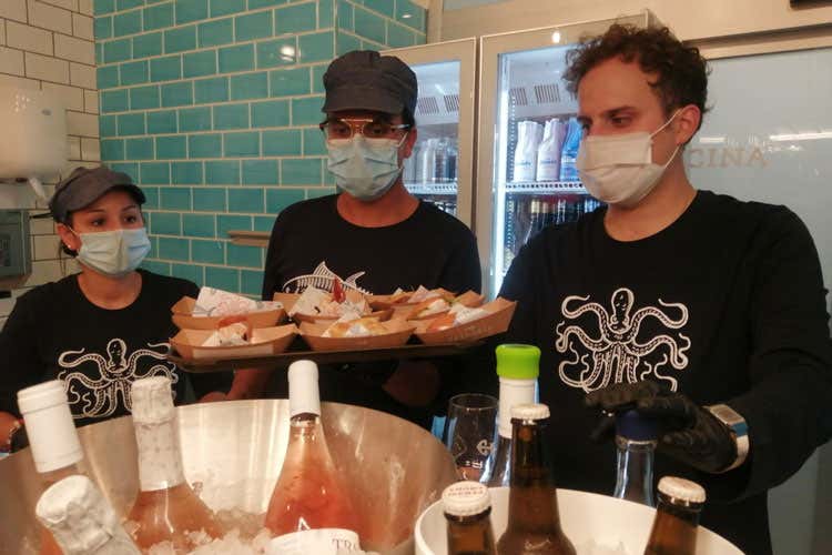 Il team di Pescaria a Roma - I social fanno volare i ristoranti E Forbes cita il caso Pescaria