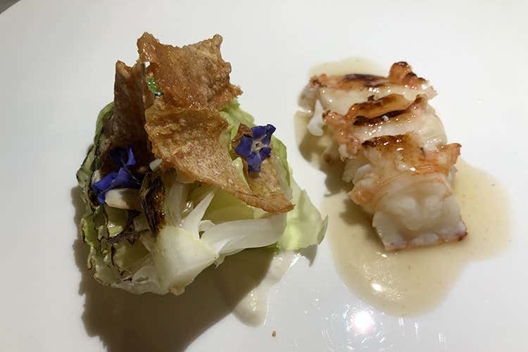 Aragosta cotta a bassa temperatura condita con riduzione di pollo; lattuga condita con gin, mandorle e pollo croccante (Il pesce d'inverno in tavola da Franco Mare) Aragosta cotta a bassa temperatura condita con riduzione di pollo; lattuga condita con gin, mandorle e pollo croccante (Il pesce d'inverno in tavola da Franco Mare)