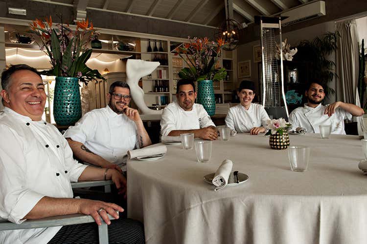 Alessandro Ferrarini e lo staff di Franco Mare (Il pesce d'inverno in tavola da Franco Mare) Alessandro Ferrarini e lo staff di Franco Mare (Il pesce d'inverno in tavola da Franco Mare)