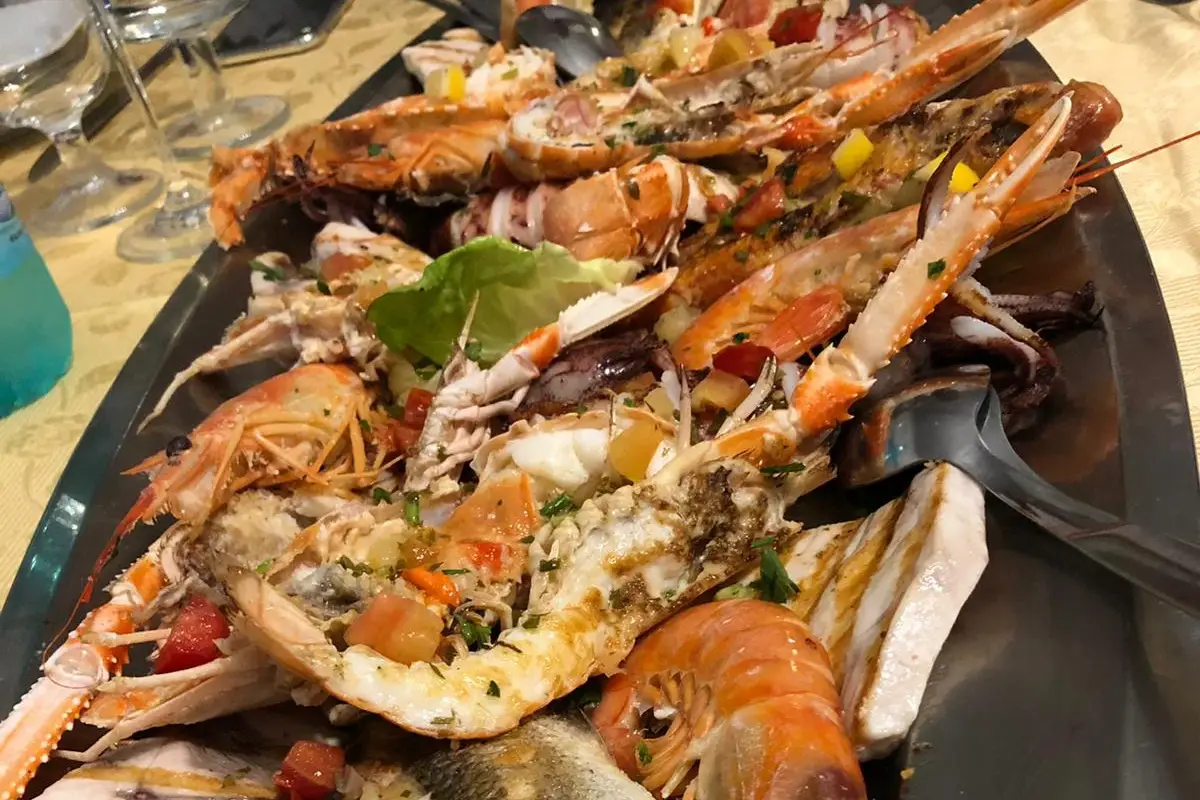 La carta spazia dai piatti di pesce a quelli di carne&nbsp; Da Bruno, dove la semplicit&agrave; &egrave; un&rsquo;arte