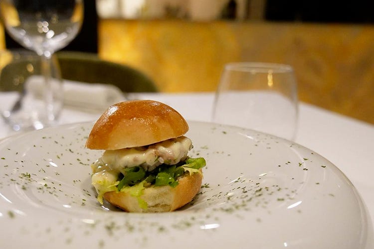 Hamburger di polipo e calamari, con scarola riccia ed acciughe (Il pesce fresco di Fabio Biondi in tavola al Sunrise Restaurant)