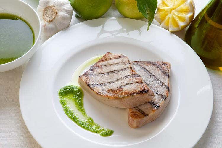 Un trancio di pesce spada, ricco di vitamina D - Coronavirus e vitamina D: La carenza pu&ograve; aumentare rischi?