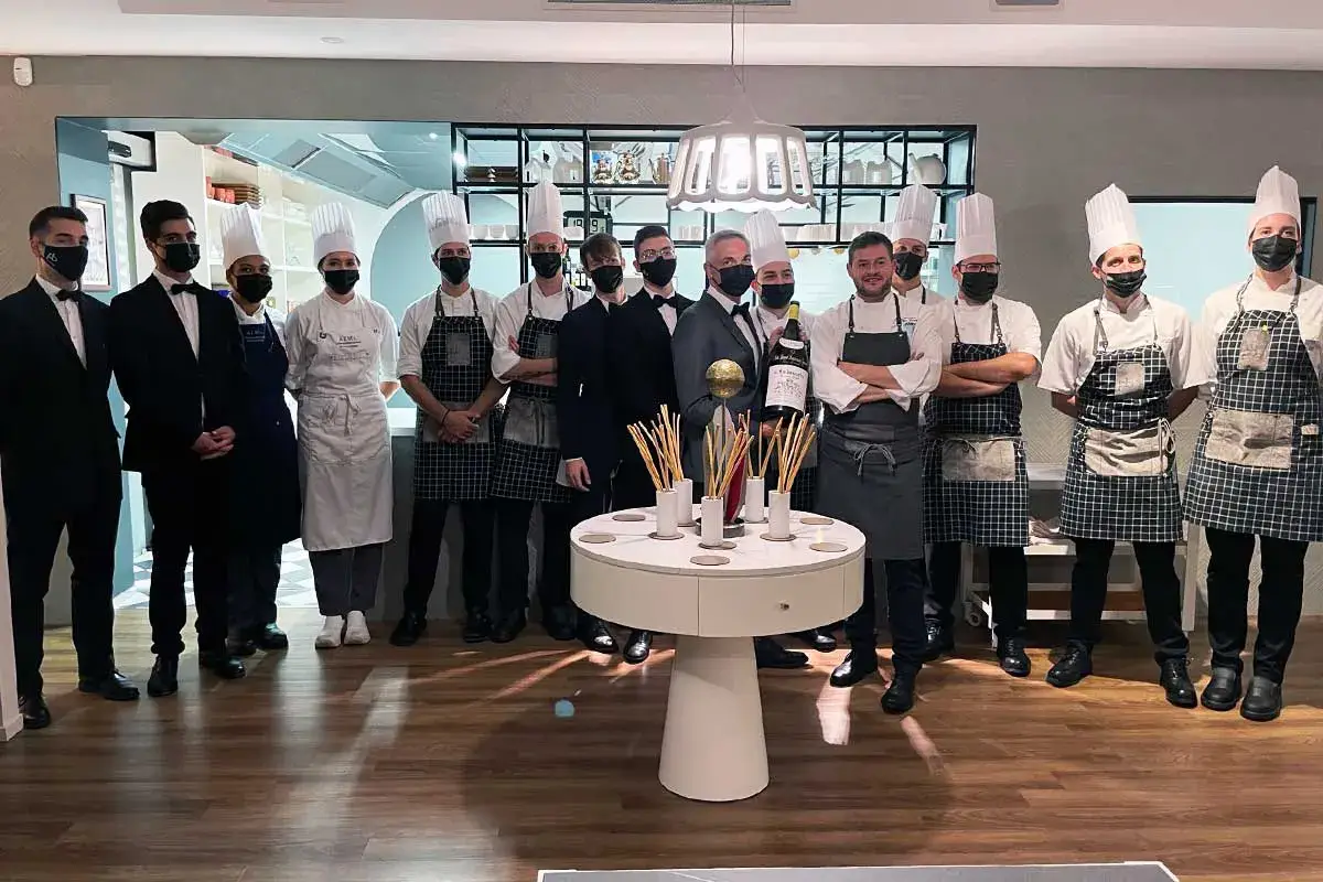 La brigata di cucina e il personale di sala insieme a Peter Brunel Scoprire l&rsquo;alta cucina attraverso la verdura grazie a Peter Brunel