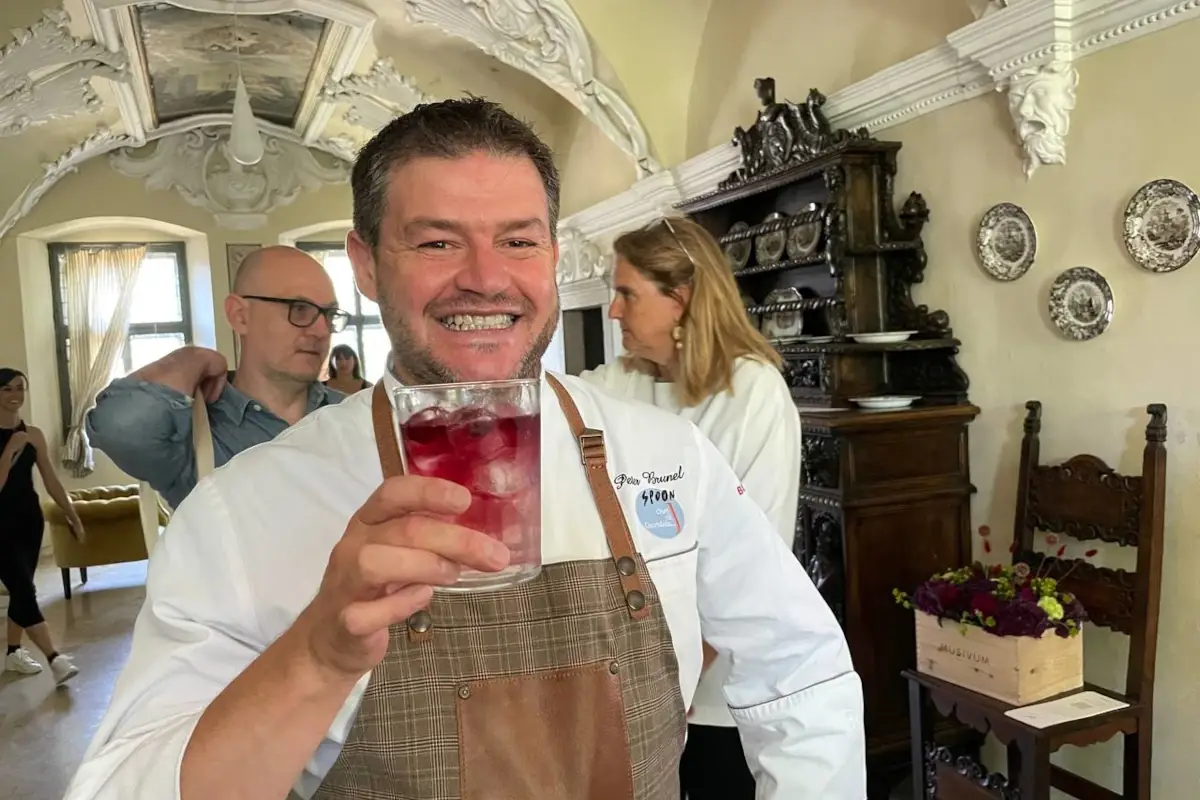 Peter Brunel con un gin tonic al Teroldego&nbsp; Teroldego rotaliano Doc Superiore Riserva 2016, l'eccellenza assoluta di Mezzacorona