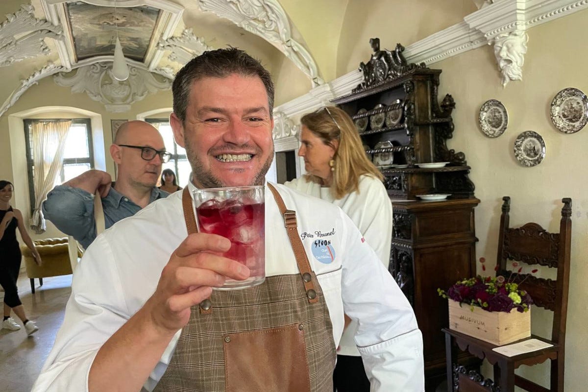 Peter Brunel con un gin tonic al Teroldego  Teroldego rotaliano Doc Superiore Riserva 2016, l'eccellenza assoluta di Mezzacorona
