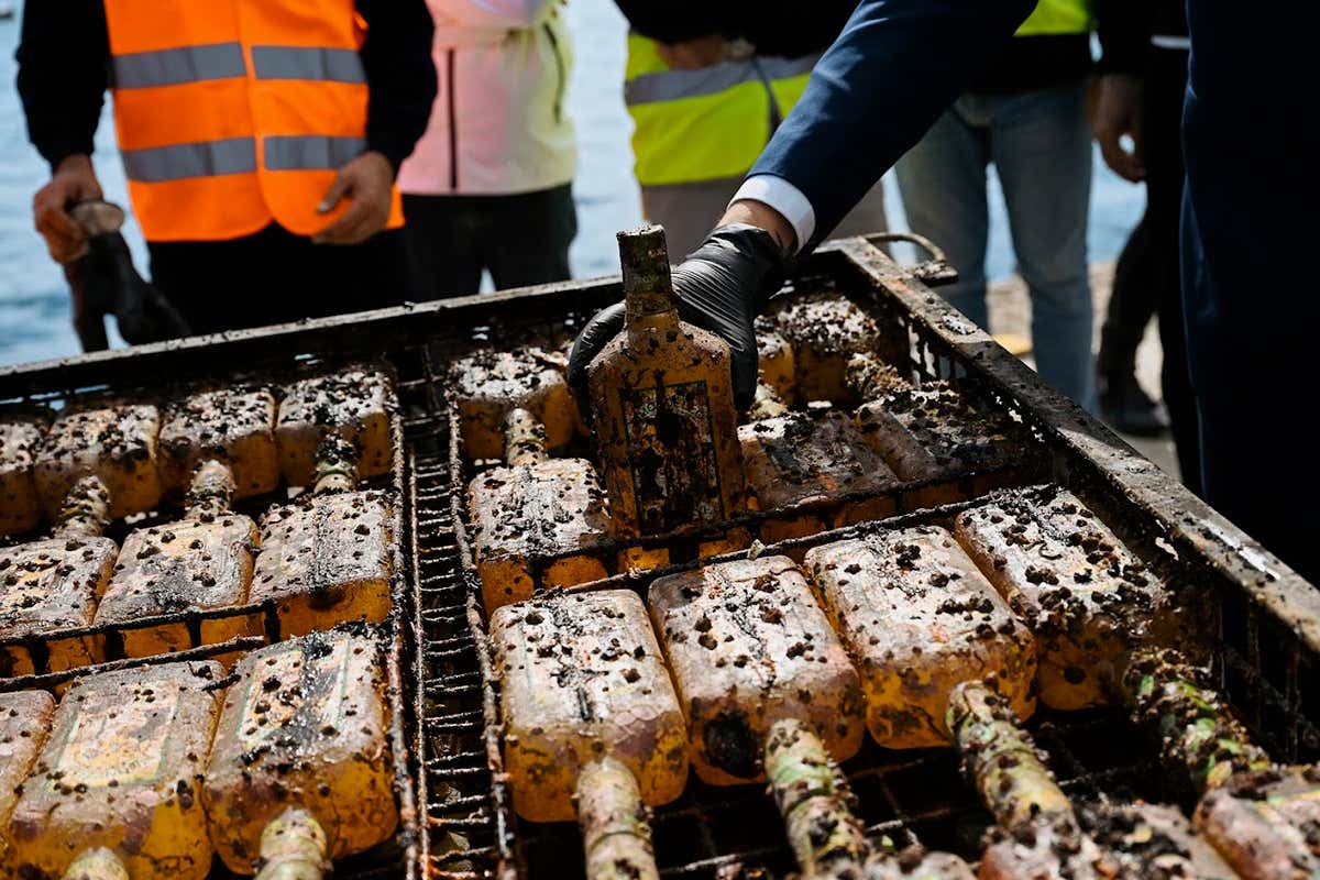 Limoncello sott’acqua: 450 bottiglie emergono dopo un anno nel Golfo di Napoli Limoncello sott’acqua: 450 bottiglie emergono dopo un anno nel Golfo di Napoli
